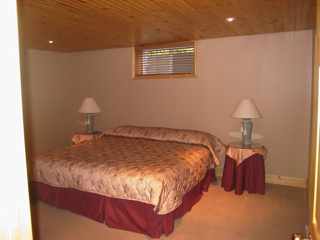 Pow Wow Point Lodge Huntsville Room photo