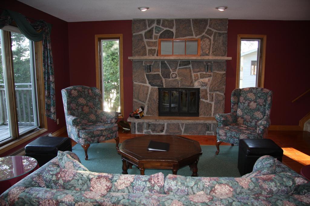 Pow Wow Point Lodge Huntsville Room photo